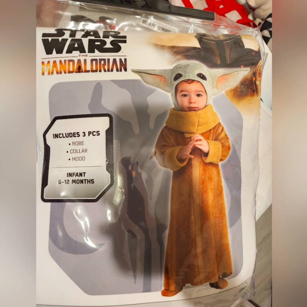 Baby yoda costume (Grogu)